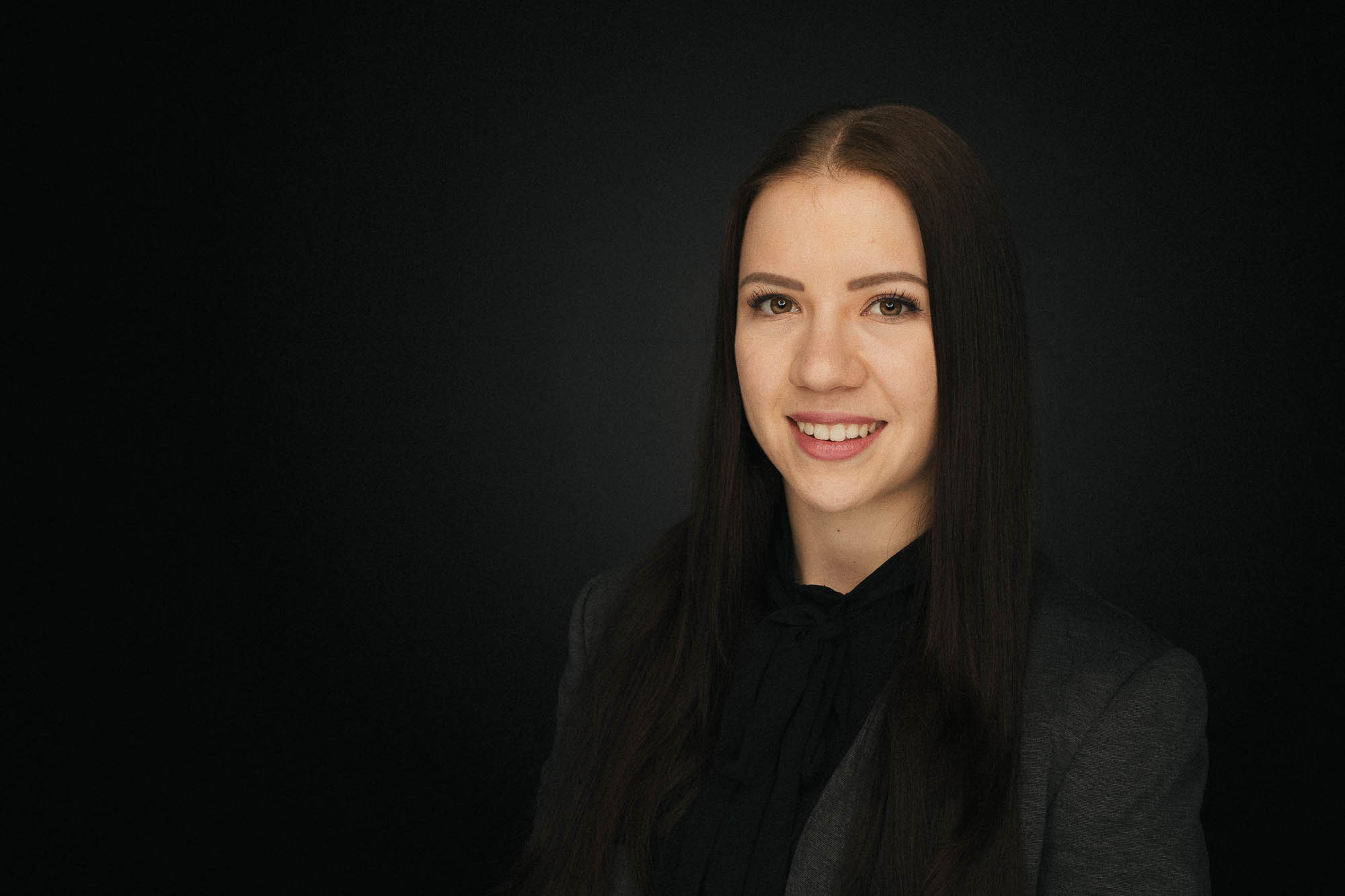 Export x3 Headshot  06269 Dez 01 2019 Headshots 2019  Miro Nicole Nadine